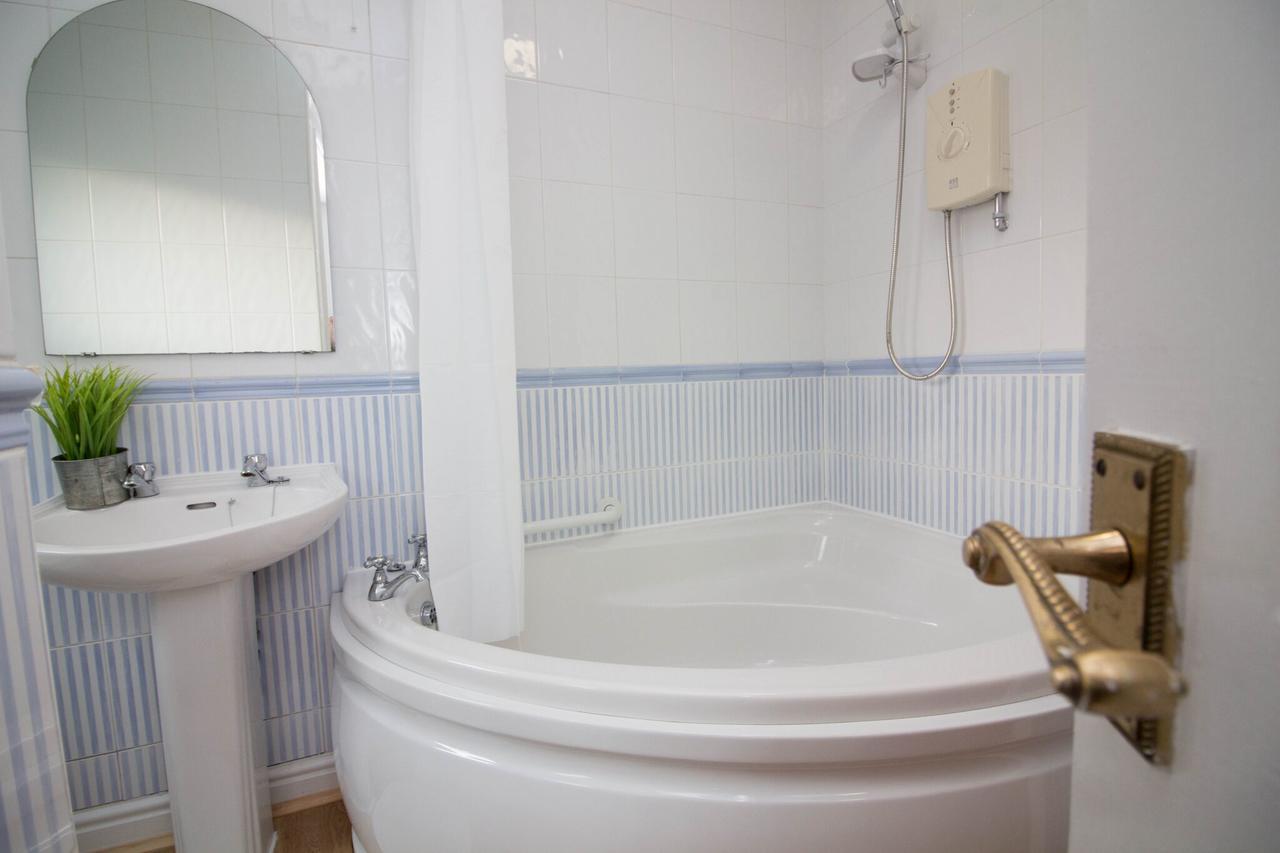 Lovely Sea Front House In On Beachfront Sleeps Up-to 6 *